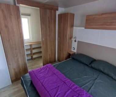 Chambre avec lit double et rangements dans le mobilhome MHVACANCES LOUENT PLUSIEURS MOBILHOMES