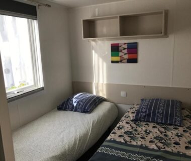 Chambre avec deux lits simples dans le mobil home du Domaine de Kerlann