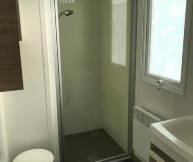 Salle de douche avec cabine et lavabo dans le mobil home Domaine de Kerlann