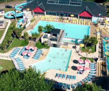 Complexe aquatique avec piscines et toboggans au Domaine de Kerlann