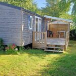 Terrasse en bois et pelouse devant le mobil home 3 chambres Camping La Pommeraie Trégunc