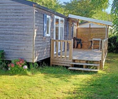 Terrasse en bois et pelouse devant le mobil home 3 chambres Camping La Pommeraie Trégunc