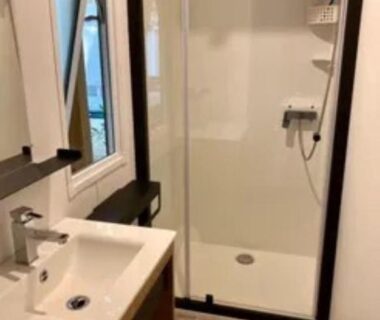 Salle de bain avec douche et lavabo dans le mobil-home 3CH 34 m2 à Saint-Cyprien