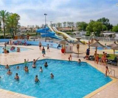 Espace piscine extérieur avec toboggans et baigneurs au mobil-home 3CH 34 m2 à Saint Cyprien