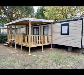 Terrasse couverte en bois du MOBIL-HOME 3CH 34 m2 à SAINT-CYPRIEN