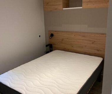 Chambre avec lit double et rangements dans le mobil-home 3CH 34 m2 à SAINT-CYPRIEN