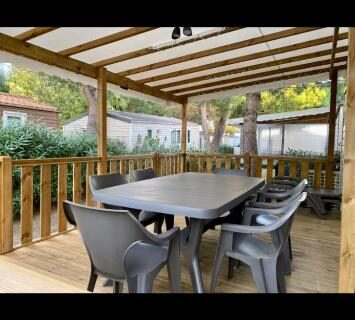 Terrasse couverte avec table et chaises du MOBIL-HOME 3CH 34 m2 à SAINT-CYPRIEN