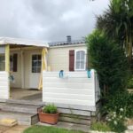 Façade et terrasse avec jardinières du MOBIL HOME 4 personnes entre rivière et mer