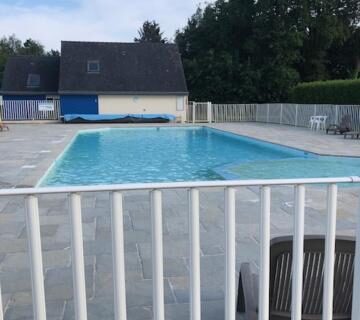 Piscine extérieure avec chaise et clôture au mobil home 4 personnes entre rivière et mer