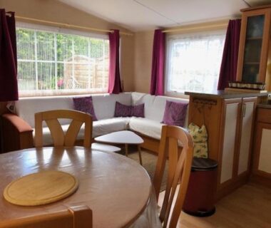Intérieur salon et coin repas du MOBIL HOME 4 personnes entre rivière et mer