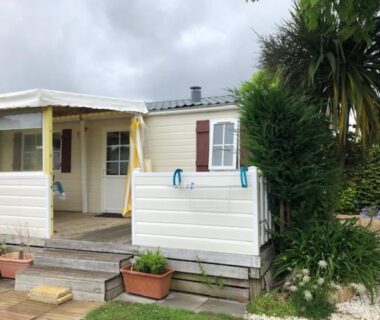 Façade et terrasse avec jardinières du MOBIL HOME 4 personnes entre rivière et mer