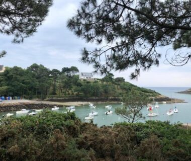 Anse avec bateaux et pins près du MOBIL HOME 4 personnes entre rivière et mer
