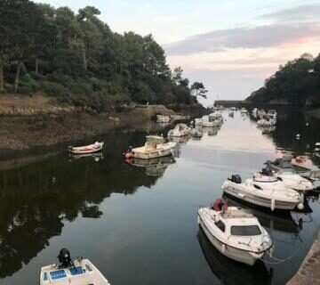 Estuaire en Finistère avec bateaux amarrés au MOBIL HOME 4 personnes, entre rivière et mer