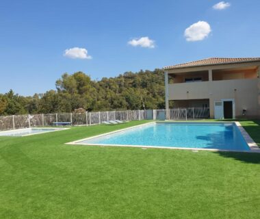 Piscine extérieure et pelouse au camping MOBIL HOME 40M2 ECRIN DE VERDURE