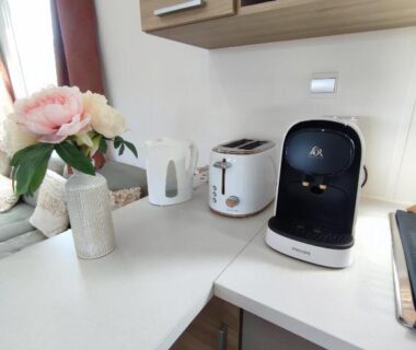 Plan de travail avec cafetière et grille-pain dans le mobil home 40m2 ECRIN DE VERDURE