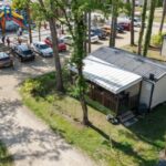 Emplacement ombragé avec mobil home et aire de jeux au MOBIL HOME 4p