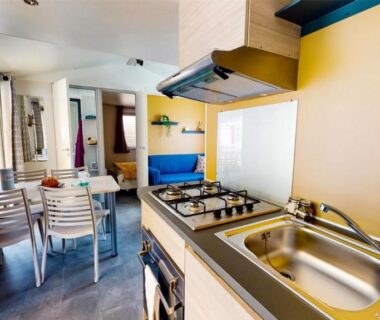 Cuisine équipée et coin repas dans le Mobil Home 4p