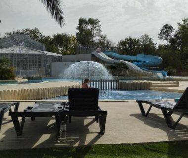 Piscine extérieure avec toboggan et transats au MOBIL HOME 4p