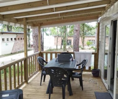 Terrasse couverte avec table et chaises du MOBIL HOME 4p