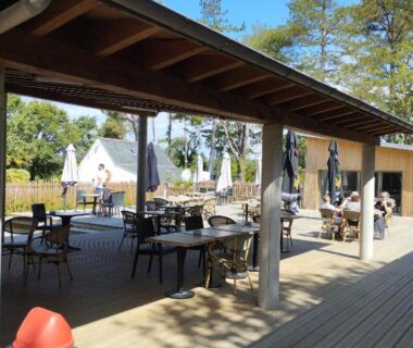 Terrasse couverte avec tables et chaises du MOBIL HOME 4p