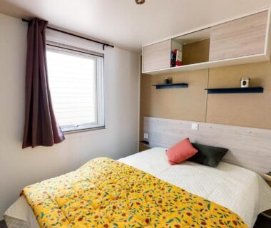 Chambre avec lit double et fenêtre du MOBIL HOME 4p