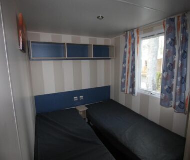 Intérieur chambre deux lits simples du mobil-home MOBIL-HOME 6 PERSONNES CAMPING EUROLAC BORD LAC AUREILHAN