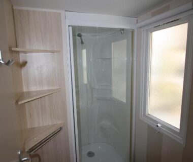 Salle d'eau avec douche vitrée et fenêtre dans le mobil-home 6 personnes Camping Eurolac Bord Lac Aureilhan