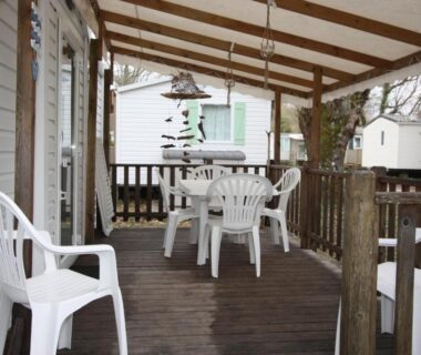 Terrasse couverte avec table et chaises du mobil-home 6 personnes Camping Eurolac Bord Lac Aureilhan