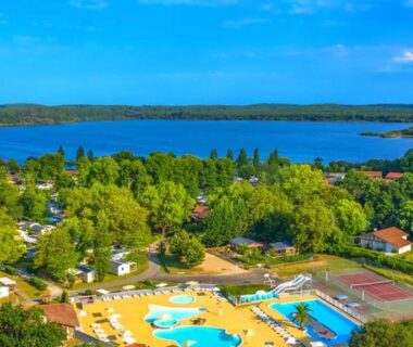 Piscines et lac en arrière plan au mobil-home 6 personnes du Camping Eurolac bord lac Aureilhan