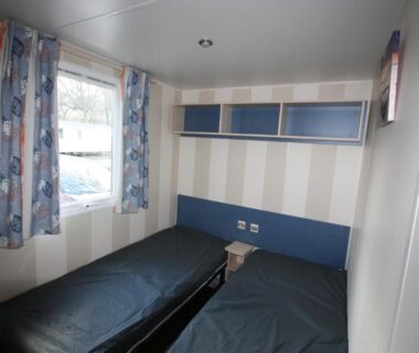Chambre intérieure avec deux lits jumeaux dans le MOBIL-HOME 6 PERSONNES CAMPING EUROLAC BORD LAC AUREILHAN