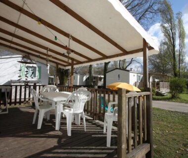 Terrasse couverte avec table et chaises blanches au mobil-home 6 personnes du Camping Eurolac Bord Lac Aureilhan