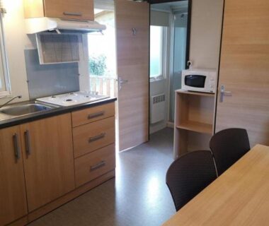 Intérieur avec kitchenette et coin repas du MOBIL HOME 6 Places CLIMATISE
