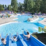 Piscine avec toboggans et baigneurs au mobil home 6/8 places