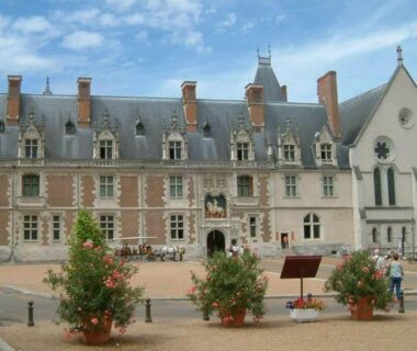 Cour du château avec jardinières au MOBIL HOME 6/8 places