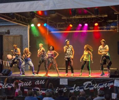 Scène du camping avec performance de danse sous éclairage coloré au Mobil home 6/8 places