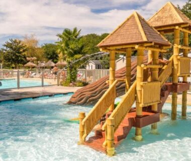 Piscine avec jeux aquatiques au Mobil Home Biscarosse Lac loc du samedi au samedi uniquement