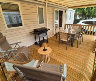 Terrasse en bois avec salon et barbecue du Mobil Home Biscarosse Lac