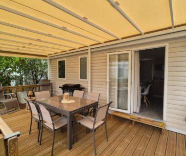 Terrasse couverte avec table et chaises du mobil home Biscarosse Lac Loc du Samedi au Samedi uniquement