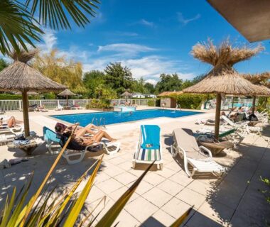 Piscine extérieure avec parasols et transats au Mobil home Biscarosse Lac - Loc du Samedi au Samedi uniquement