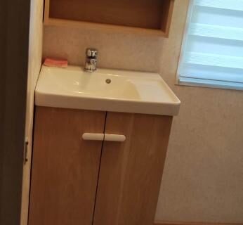 Salle de bain avec lavabo et miroir dans le mobil home MOBIL HOME CAMPING 3***