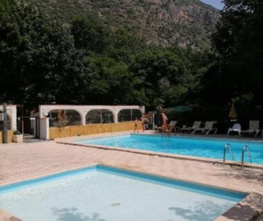Piscines et transats au pied des montagnes au MOBIL HOME CAMPING 3***