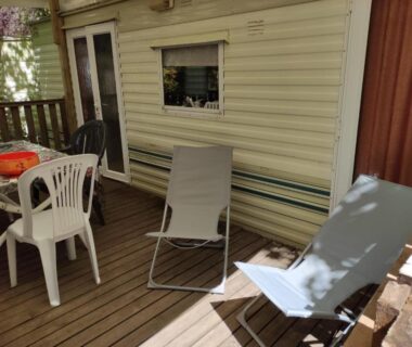 Terrasse en bois avec chaises et transats du mobil home MOBIL HOME CAMPING 3***