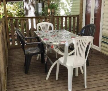 Terrasse en bois avec table et chaises du Mobil Home Camping 3***
