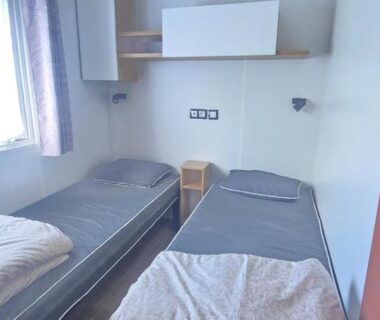 Chambre avec deux lits simples dans le mobil home Camping Les Sables du Midi 3 chambres