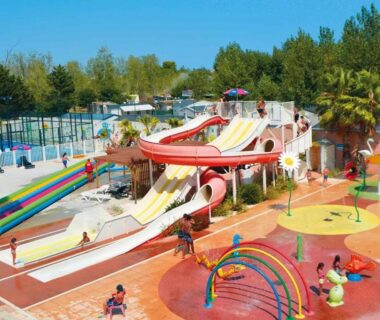 Aire aquatique avec toboggans et pataugeoire au mobil-home du camping Les Sables du Midi 3 chambres