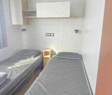 Chambre avec deux lits simples dans le mobil home Les Sables du Midi 3 chambres