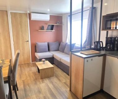 Coin salon et kitchenette du mobil home Camping Les Sables du Midi 3 chambres