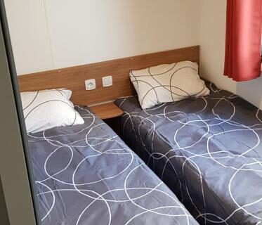 Chambre avec deux lits jumeaux dans le mobil home climatisé tout confort 6 à 8 personnes