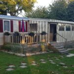 Terrasse en bois et pelouse au MOBIL HOME CLIMATISE TOUT CONFORT 6 à 8 PERSONNES à louer