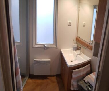 Salle de bain avec lavabo miroir et douche dans le mobil home climatisé tout confort 6 à 8 personnes